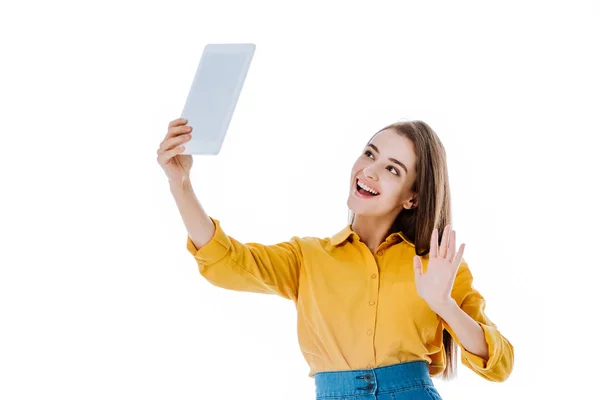 Sorrindo atraente menina acenando a mão enquanto tem chamada de vídeo no tablet digital isolado no branco — Fotografia de Stock