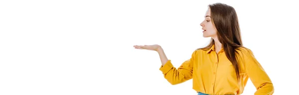 Привлекательная девушка указывая рукой в сторону изолированы на белый, панорамный снимок — стоковое фото