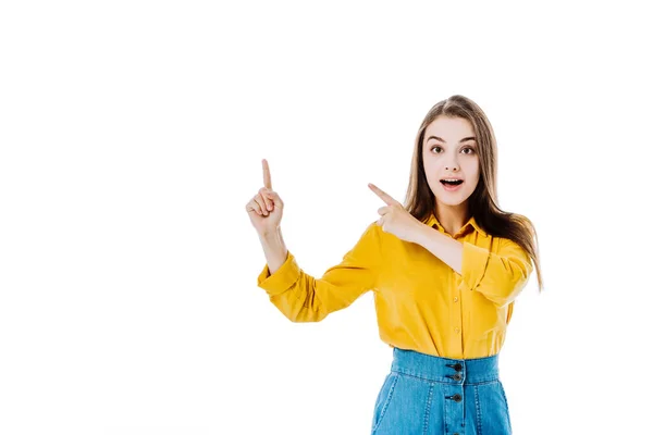 Chica atractiva sorprendida señalando con los dedos aislados en blanco - foto de stock