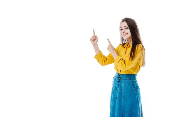 Menina atraente feliz apontando com os dedos isolados no branco — Fotografia de Stock