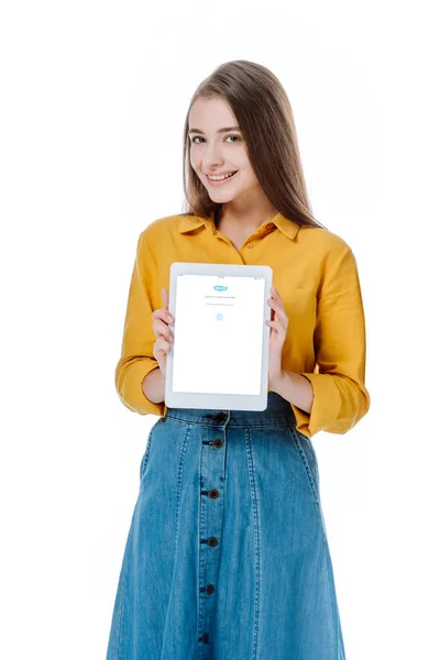 Kyiv, ukraine - 12. August 2019: lächelndes Mädchen im Jeansrock mit digitalem Tablet und Skype-App — Stockfoto