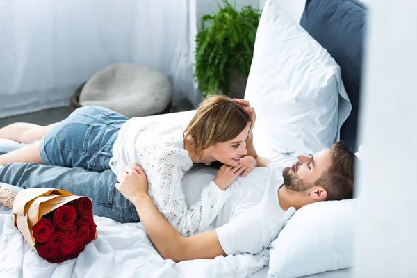 Visão de alto ângulo de mulher atraente deitado no homem sorridente — Stock Photo