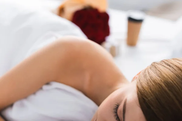 Vista cortada da mulher dormindo na cama em casa — Fotografia de Stock