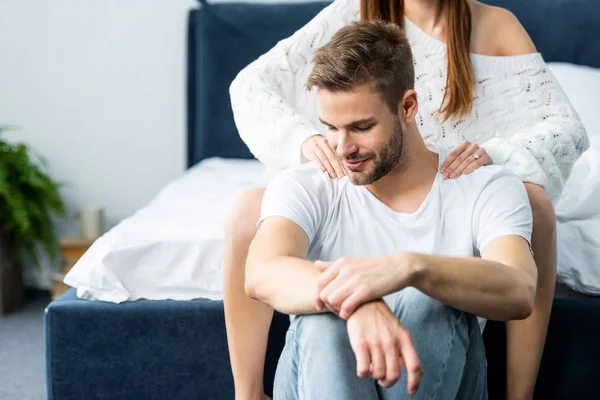 Recortado vista de la mujer haciendo masaje a guapo hombre - foto de stock