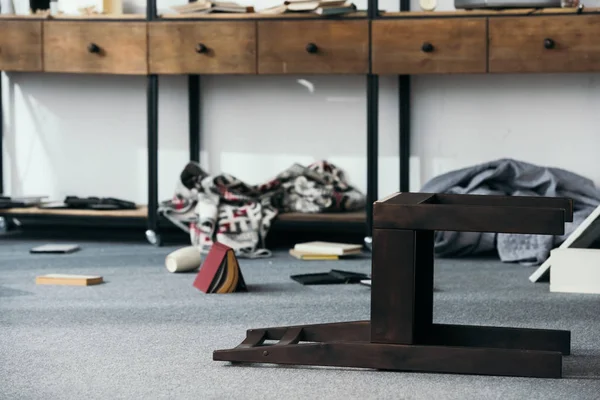 Вибірковий фокус дерев'яного стільця на підлозі в квартирі — стокове фото