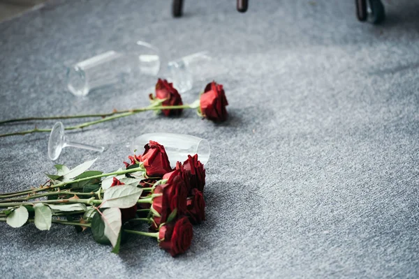 Flores y vidrios rotos en el piso en apartamento robado - foto de stock