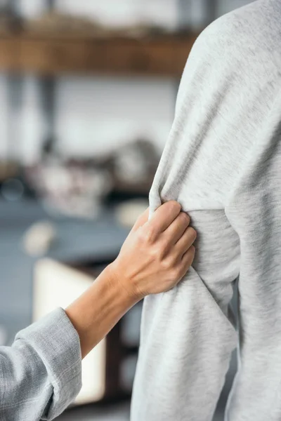 Vista ritagliata di donna toccare felpa di uomo — Foto stock