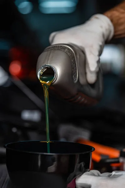 Vista recortada del aceite lubricante de vertido mecánico en el embudo - foto de stock