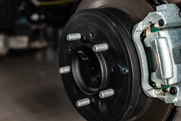 Vista de perto dos freios a disco montados com pinça de freio — Fotografia de Stock