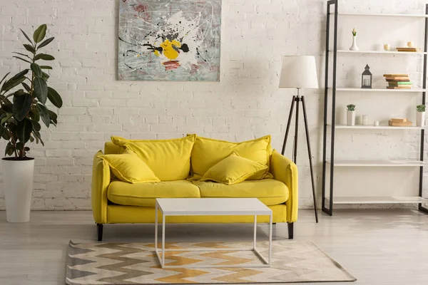 Інтер'єр з жовтим диваном у вітальні — стокове фото