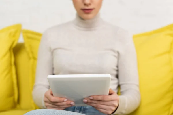 Vue recadrée de la fille en utilisant une tablette numérique sur le canapé — Photo de stock