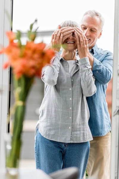 Selektiver Fokus eines lächelnden Mannes verschleiert Gesicht der Frau in neuem Haus — Stockfoto