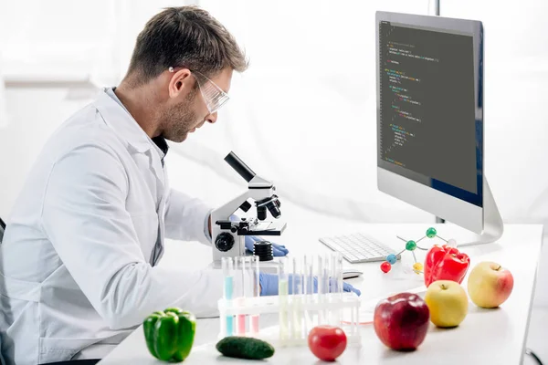 KYIV, UKRAINE - OCTOBER 4, 2019: side view of molecular nutritionist using computer with skip to content website — Stock Photo