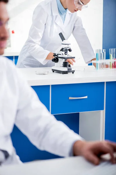 Enfoque selectivo del nutricionista molecular haciendo pruebas en laboratorio - foto de stock