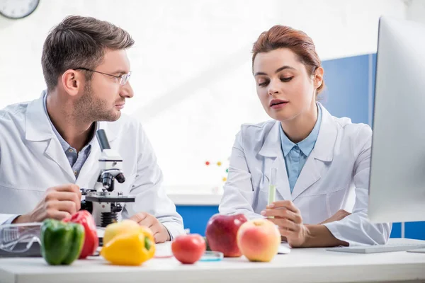 Nutricionistas moleculares en batas blancas hablando en laboratorio - foto de stock