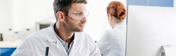 Panoramaaufnahme eines molekularen Ernährungswissenschaftlers am Computer im Labor — Stockfoto