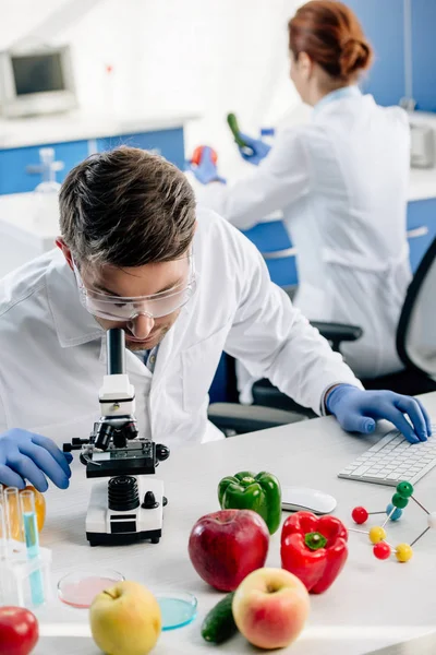 Selektiver Fokus des molekularen Ernährungswissenschaftlers im weißen Kittel mittels Computer im Labor — Stockfoto