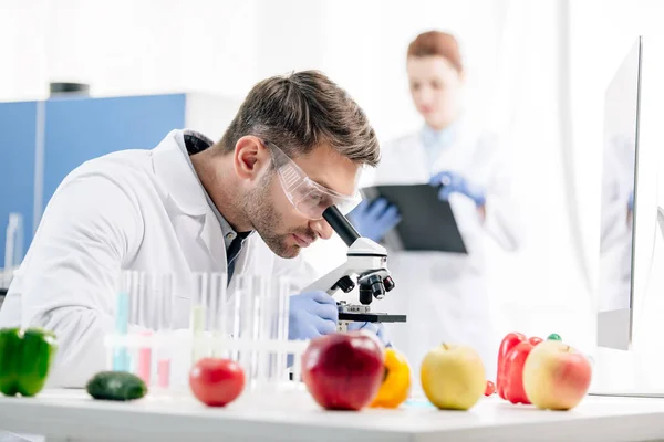 Foyer sélectif du nutritionniste moléculaire en utilisant le microscope en laboratoire — Photo de stock