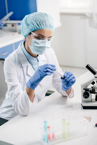 Genetic consultant in white coat doing dna test in lab — Stock Photo