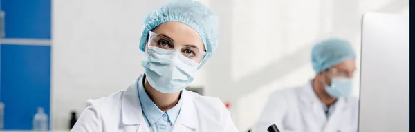 Prise de vue panoramique du consultant en génétique regardant la caméra en laboratoire — Photo de stock