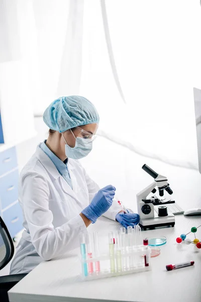 Vue latérale du consultant en génétique effectuant un test ADN en laboratoire — Photo de stock
