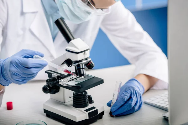 Обрезанный взгляд генетического консультанта, делающего тест ДНК в лаборатории — стоковое фото