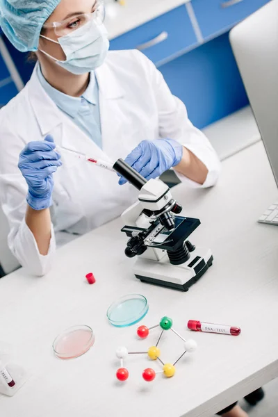 Visão cortada de consultor genético fazendo teste de dna em laboratório — Fotografia de Stock