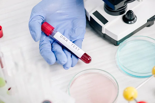 Обрезанный взгляд генетического консультанта, держащего пробирку с надписью ДНК-теста — стоковое фото
