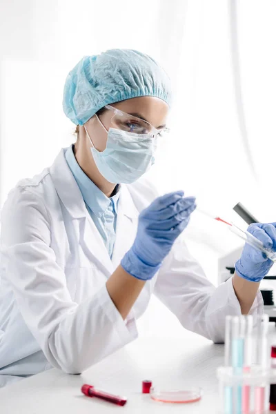 Генетичний консультант в білому пальто робить тест ДНК в лабораторії — стокове фото