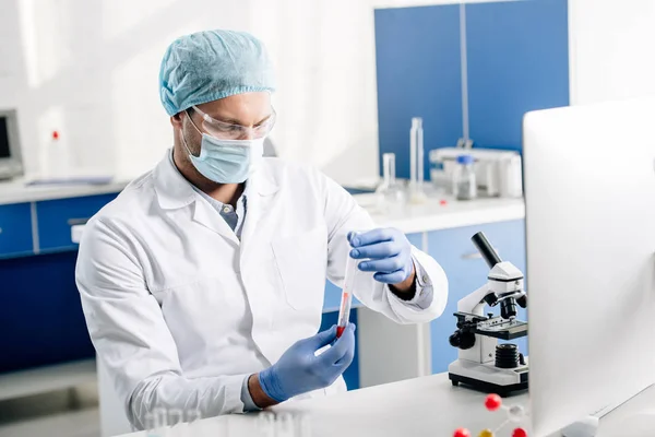 Genetic consultant in white coat doing dna test in lab — Stock Photo