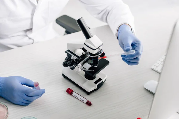 Vista ritagliata di consulente genetico facendo test del DNA in laboratorio — Foto stock