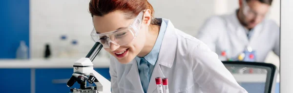 Tiro panorâmico de consultor genético fazendo teste de dna em laboratório — Fotografia de Stock