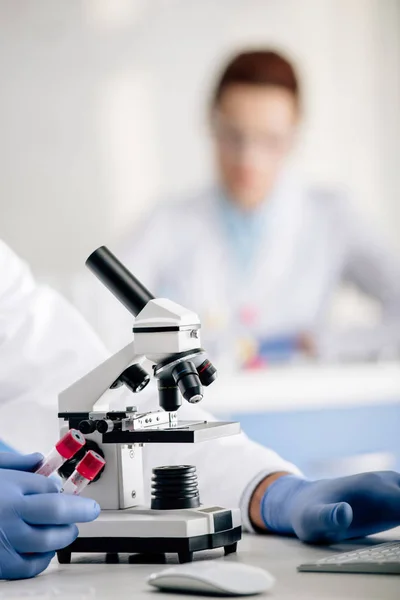 Visão cortada de tubos de ensaio de consultores genéticos em laboratório — Fotografia de Stock