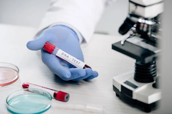 Vista ritagliata di consulente genetico in possesso di provetta con test del DNA — Foto stock