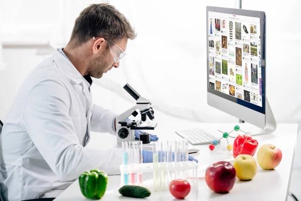 KYIV, UKRAINE - OUTUBRO 4, 2019: visão lateral do nutricionista molecular usando o computador com o site do pinterest — Fotografia de Stock