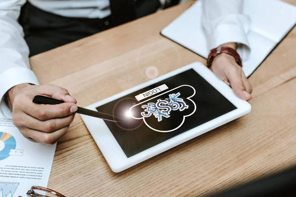 Vista cortada do comerciante usando tablet digital com letras de login — Fotografia de Stock