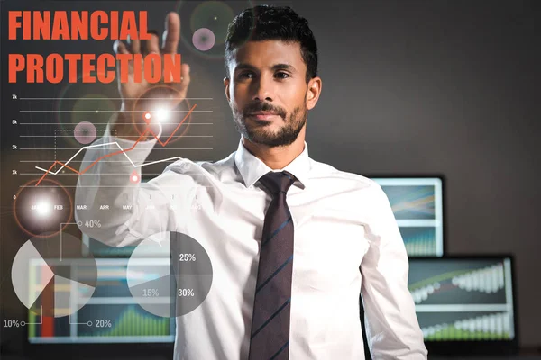 Enfoque selectivo del comerciante bi-racial que señala con el dedo las cartas de protección financiera — Stock Photo