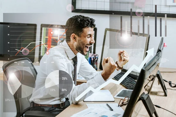 Comerciante bi-racial feliz mostrando sí gesto cerca de gráficos y gráficos - foto de stock