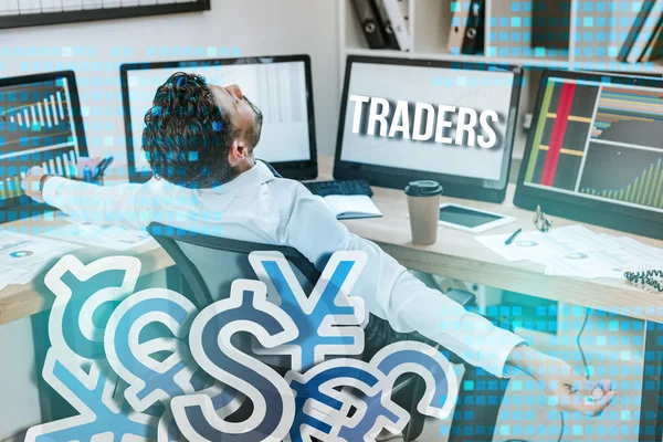 Mann mit ausgestreckten Händen sitzt neben Computern und Händlern — Stockfoto