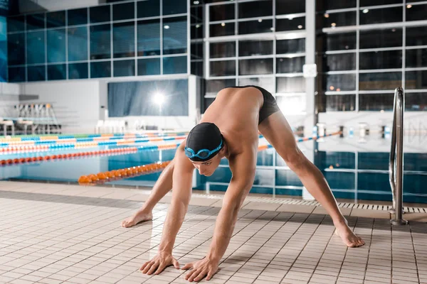 Schöne Schwimmerin wärmt sich nahe Schwimmbad auf — Stockfoto