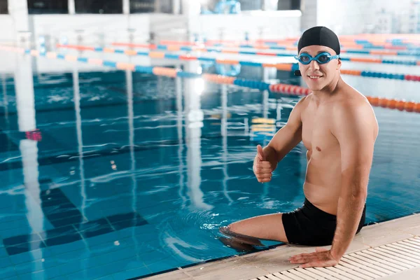 Alegre nadador en gafas mostrando el pulgar hacia arriba - foto de stock