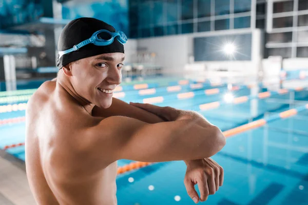 Desportista alegre em óculos sorrindo perto da piscina — Fotografia de Stock