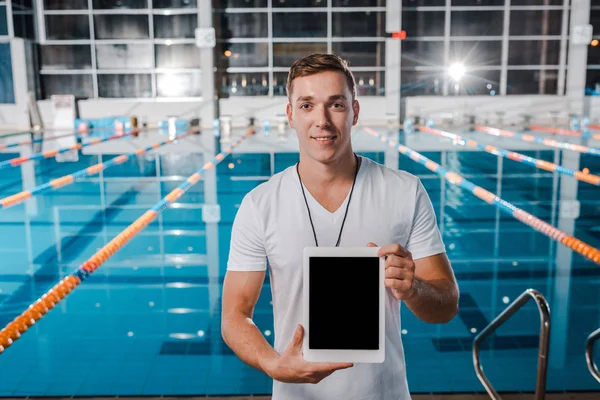 Treinador alegre segurando tablet digital com tela em branco — Fotografia de Stock