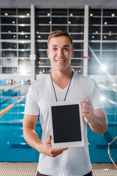 Formateur souriant tenant tablette numérique avec écran blanc — Photo de stock