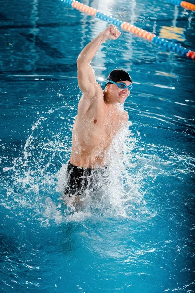 Glückliche und muskulöse Schwimmerin feiert Triumph — Stockfoto