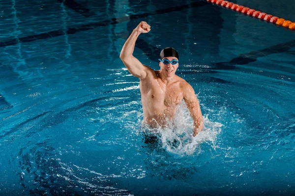 Nadador animado em óculos celebrando triunfo — Fotografia de Stock