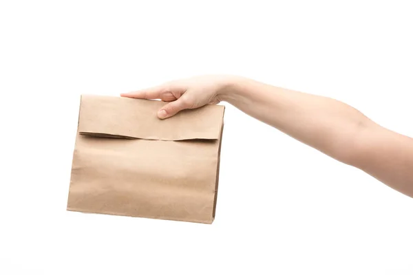 Vista ritagliata della donna in possesso di sacchetto di carta isolato su bianco — Foto stock
