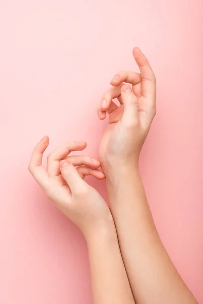 Abgeschnittene Ansicht einer Frau, die Hände auf rosa Hintergrund zeigt — Stockfoto