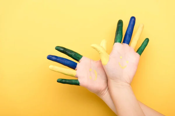 Vista ritagliata di donna con dita colorate che mostrano palme su sfondo giallo — Foto stock