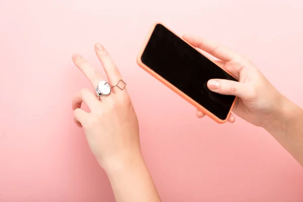 Recortado vista de la mujer que muestra la paz y tomar fotos sobre fondo rosa - foto de stock